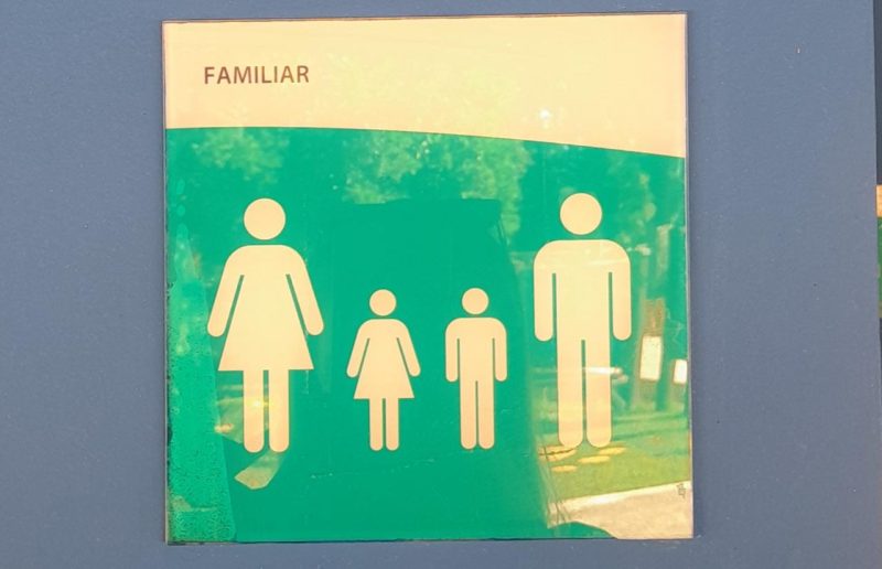 “banheiro família”, definido como “sanitário destinado ao uso de pais com seus filhos com idade até 12 anos”