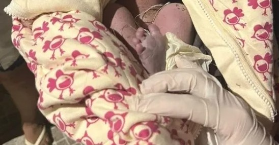 Recém-nascido com cordão umbilical é encontrado jogado na Serra