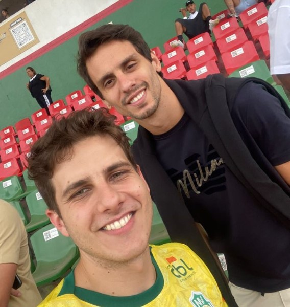 Rodrigo Caio, do Flamengo, prestigia jogo do Nova Venécia pela Série D