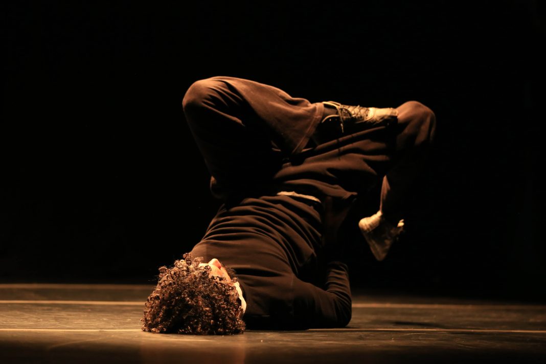 Bailarino Fábio Costa, em Vitória. Foto: Inaiá Braghini
