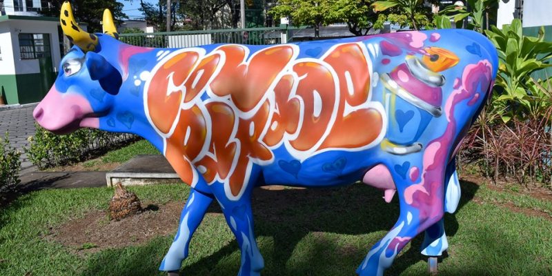 A primeira escultura de vaca foi customizada pelo artista Starley Bonfim. Foto: Divulgação